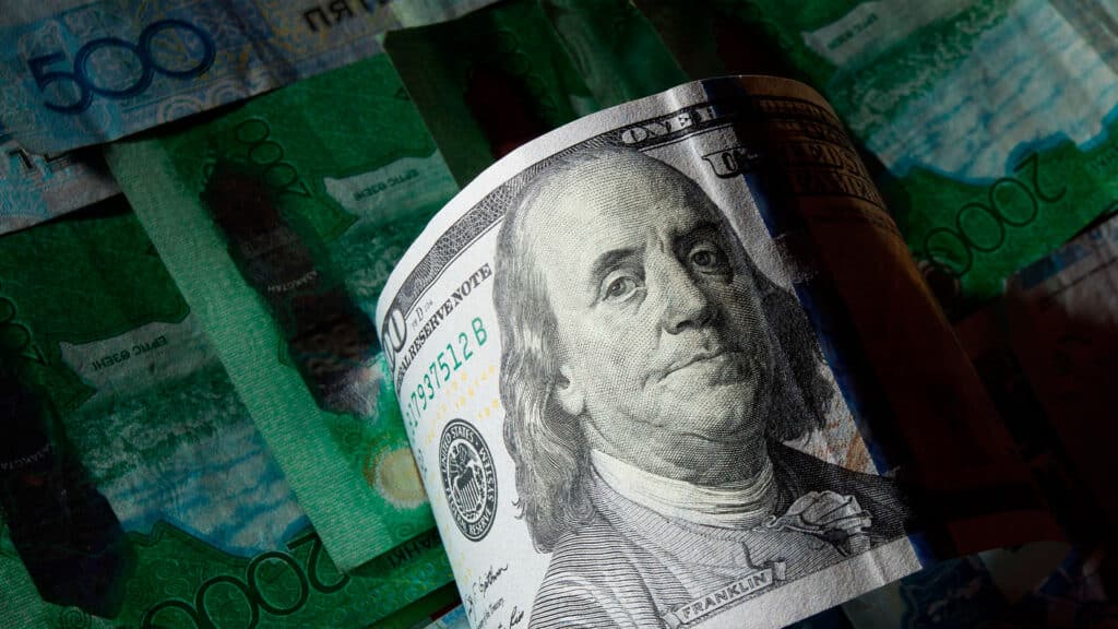 Аналитики предсказали доллар по 530 тенге