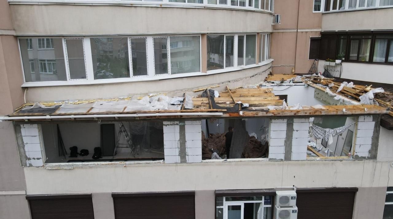 «Хан Тәңірі» кешеніндегі пәтер иесі ешқандай рұқсат құжаттарсыз бір қабатты қосымша құрылыс салып алған /фото: Алматы қаласы әкімдігінің баспасөз қызметі
