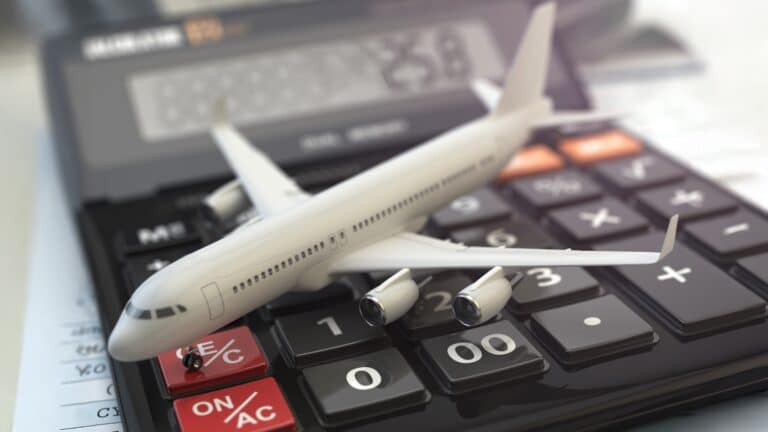 Авиабилеты подешевели на 40% за последнее десятилетие, утверждает IATA