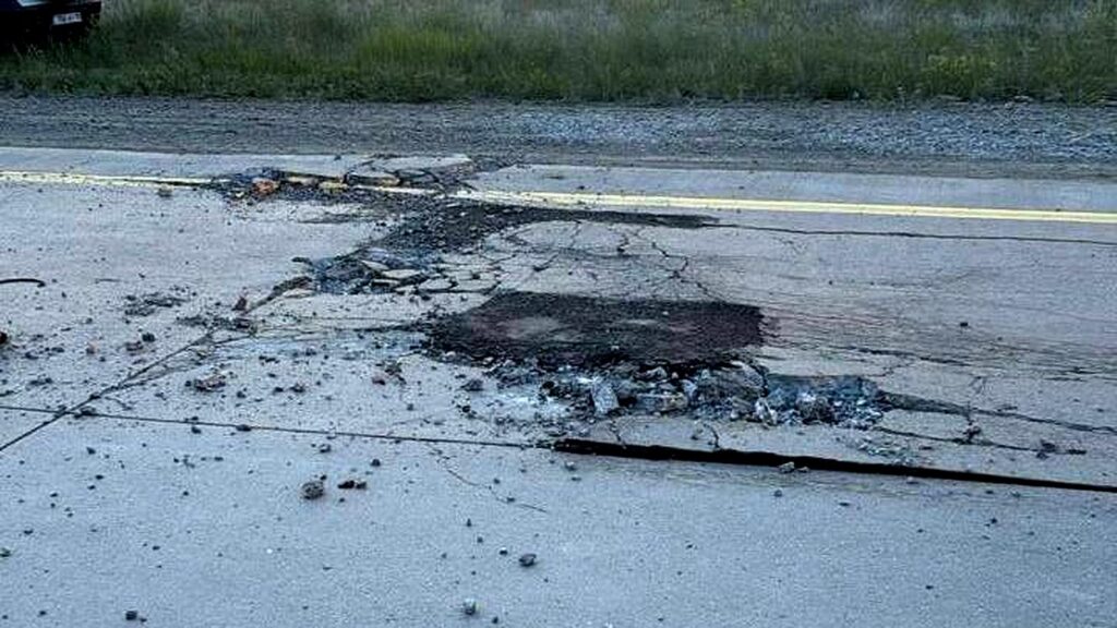 Из-за жары вздулся асфальт на платной дороге в сторону Павлодара