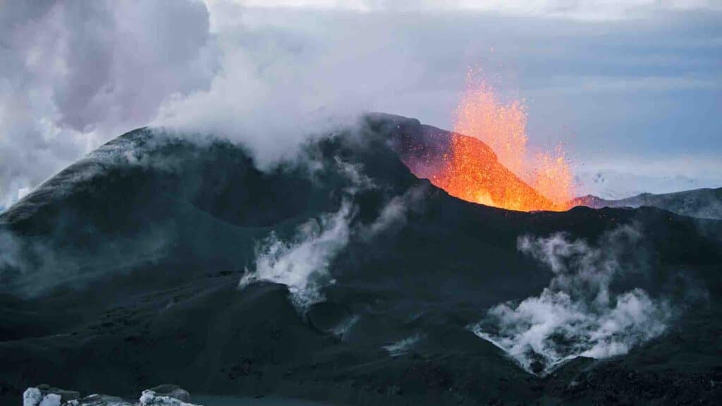 Эйяфьятлайёкюдль, Исландия / Фото: Shutterstock, бильд-редактор Ахтам Зиперов