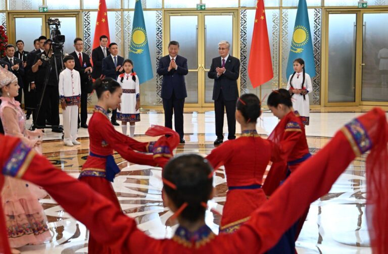 Қытай төрағасын қарсы алған оқушылар жайлы не белгілі