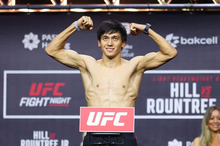 Азат Максум потерпел поражение от Тагира Уланбекова на турнире UFC в Баку