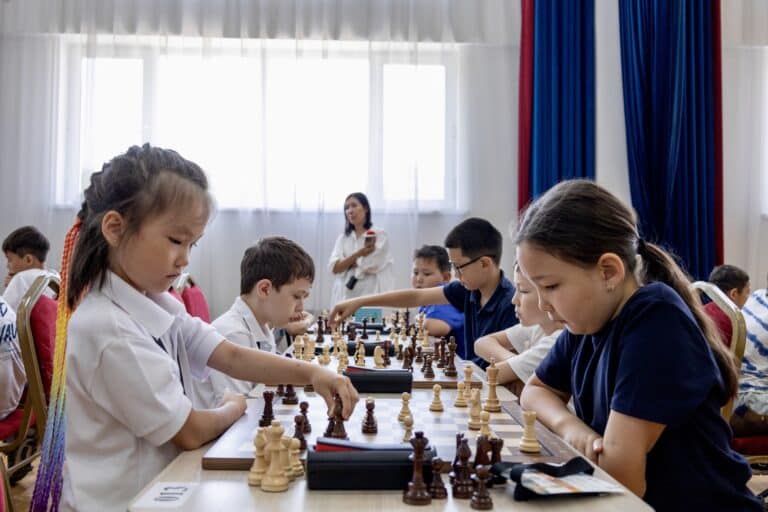 Юные казахстанские шахматисты вступили в борьбу за путевки на школьный ЧМ в США
