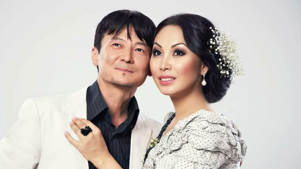 Қыдырәлі Болманов пен Қарақат Әбілдина Өскеменге бір мектептің салтанатты ашу шарасына келіпті / фото: KursivMedia мұрағаты