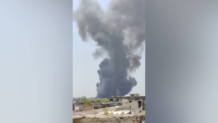 Пассажирский самолет разбился в жилом районе Индии