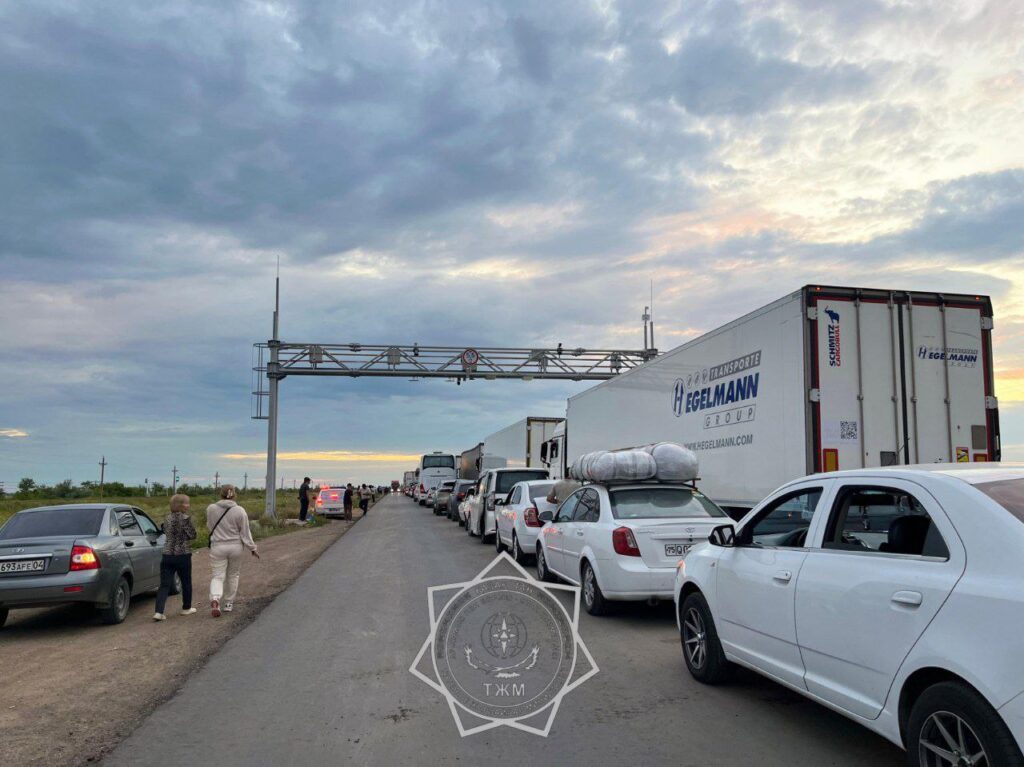 МЧС РК оказывает помощь водителям, застрявшим в заторе на границе с РФ