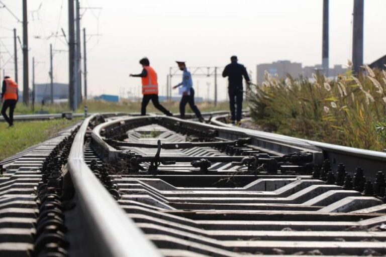 Два человека бросились под поезд в Алматинской области