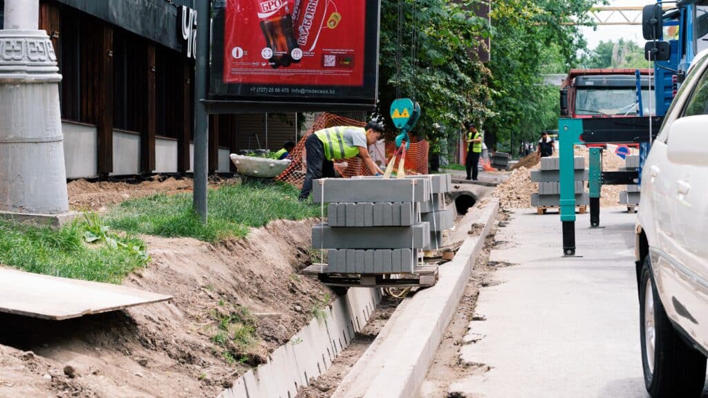 Строительство BRT по улице Желтоксан продолжается