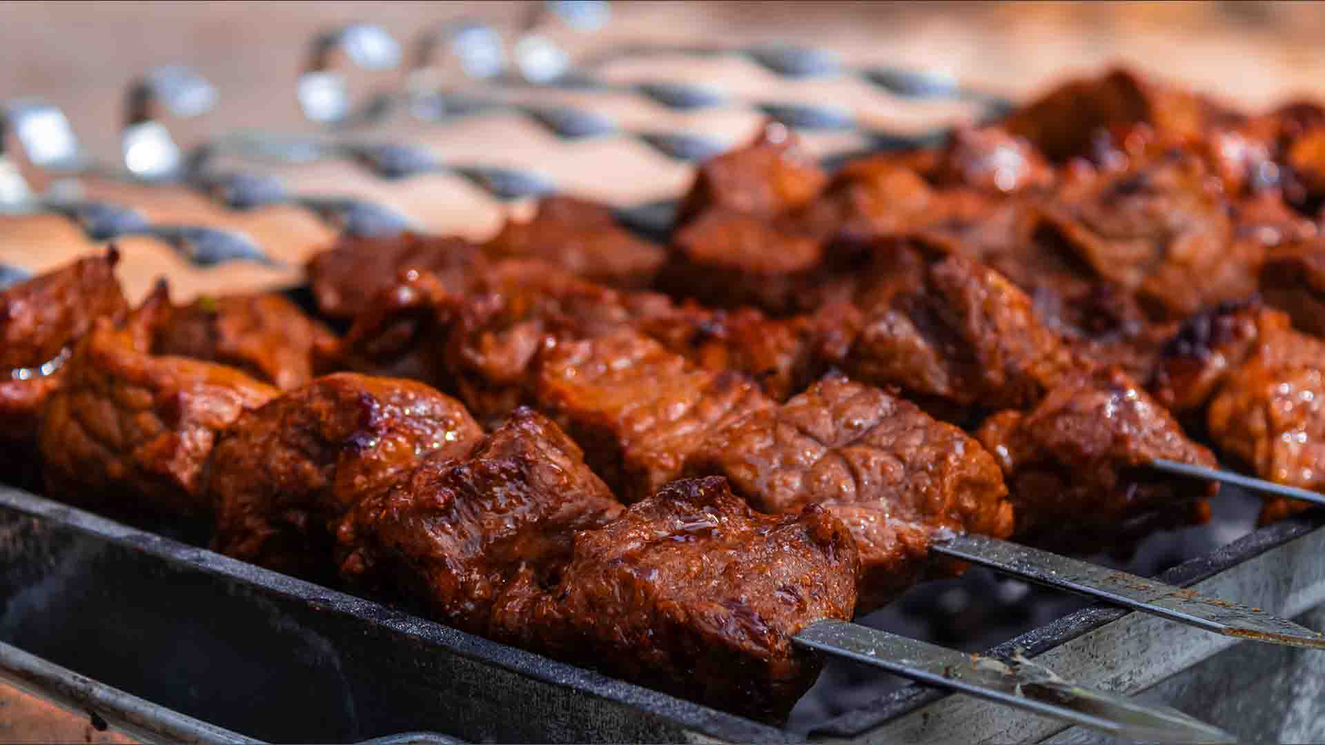Зардап шеккен әйелге медициналық көмек көрсетіліп жатыр / /shutterstock