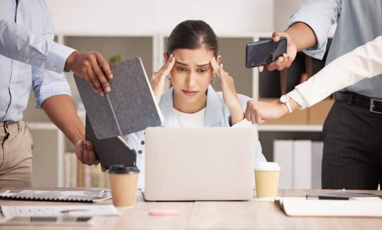 Tech-burnout: неге digital-мамандар жұмыстан тез қажып кетеді?