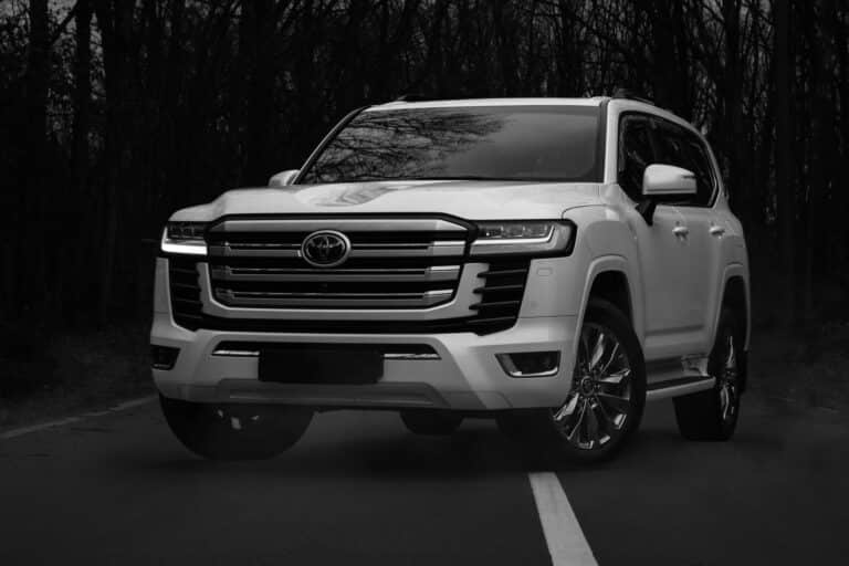 Новый Toyota Land Cruiser получил гибридную версию