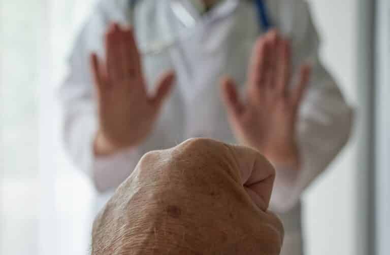 В Караганде мужчина избил врачей детской больницы