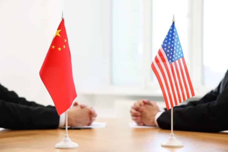 Главное к утру: переговоры США и Китая, «качели» Tesla, обновление ПО Apple