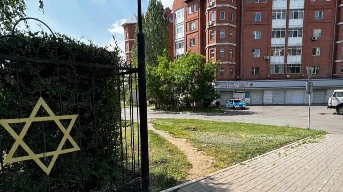 Астана қаласындағы синагога ғимаратын полиция күзетіп тұр / фото: Kursiv.Media, Әйгерім Тұқұшева