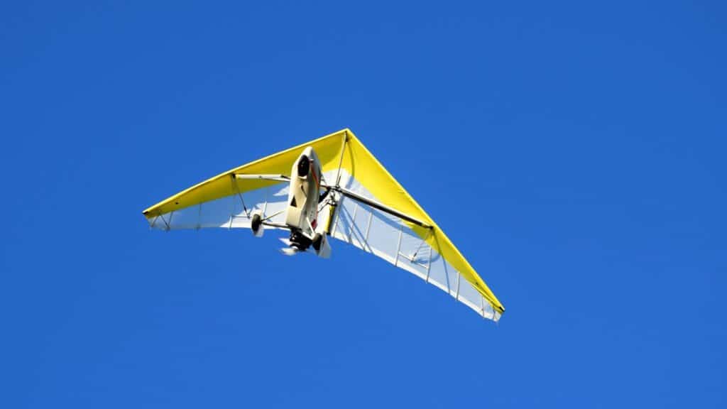 В соцсетях обсуждают взлет мотодельтаплана после заправки на АЗС в Конаеве