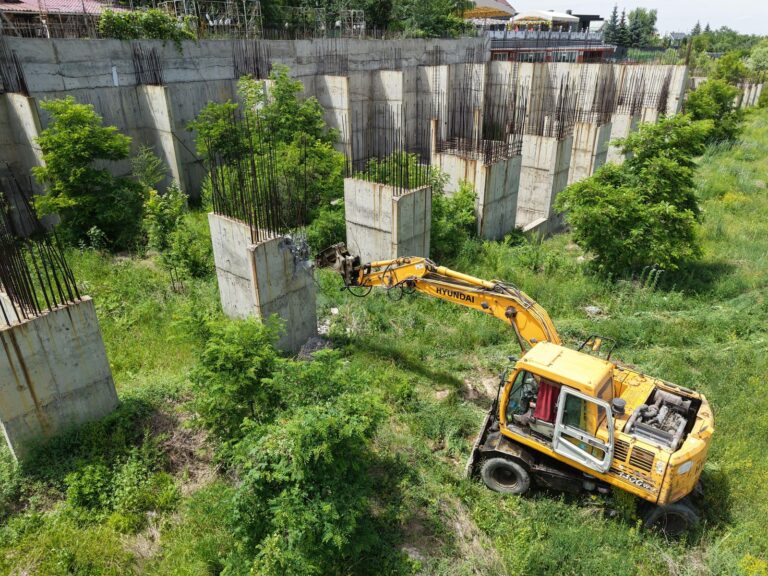 Алматыда жартылай салынған құрылыс сүріліп жатыр