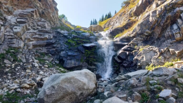 Три водопада в Алматы, куда легко дойти и освежиться в жару