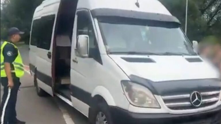 Автобус жүргізуші мас күйде балаларды лагерьге тасыған
