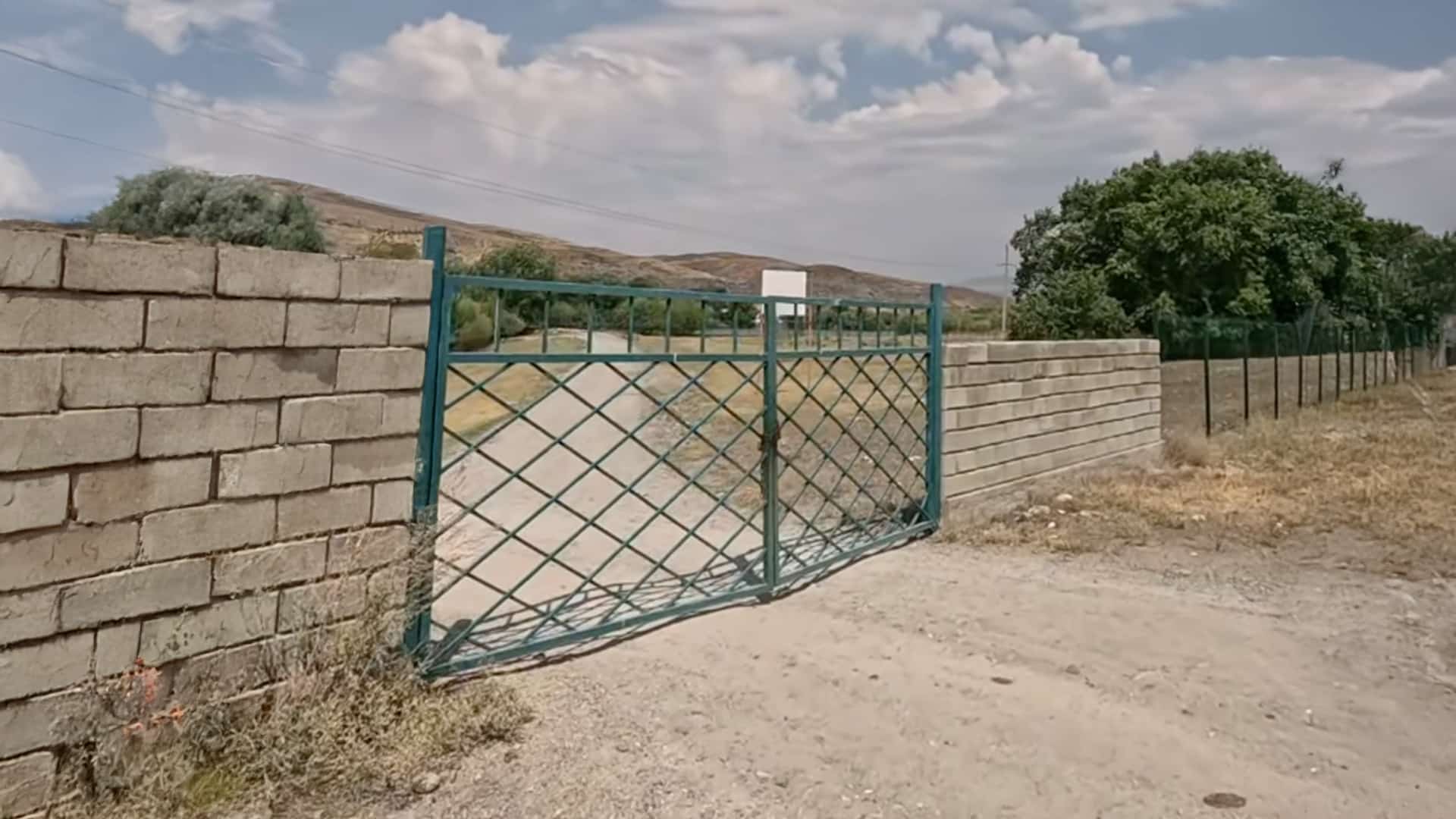 забор у реки Каратал