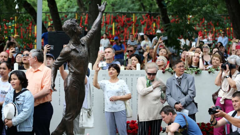 Казахстанцы вспоминают день убийства Дениса Тена 