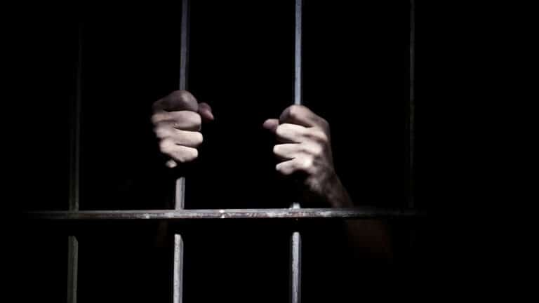Житель Кульсары получил 15 лет за убийство бывшей жены из-за переписки