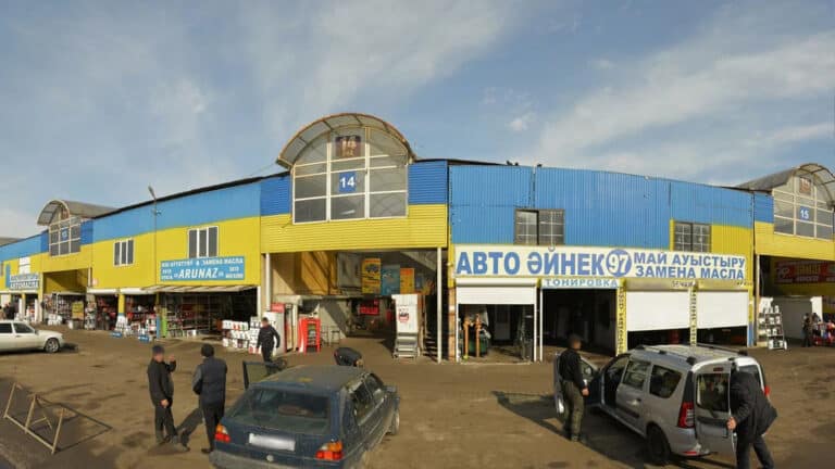 В Алматы власти хотят закрыть авторынок казахстанских миллиардеров