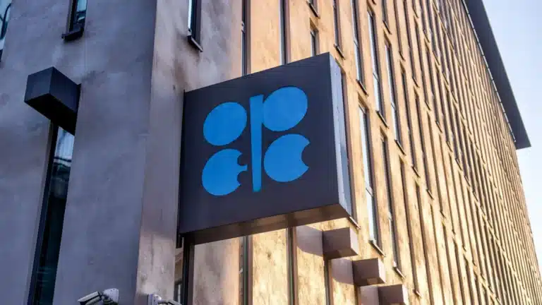 ОПЕК+ вновь призывает соблюдать квоты на добычу нефти
