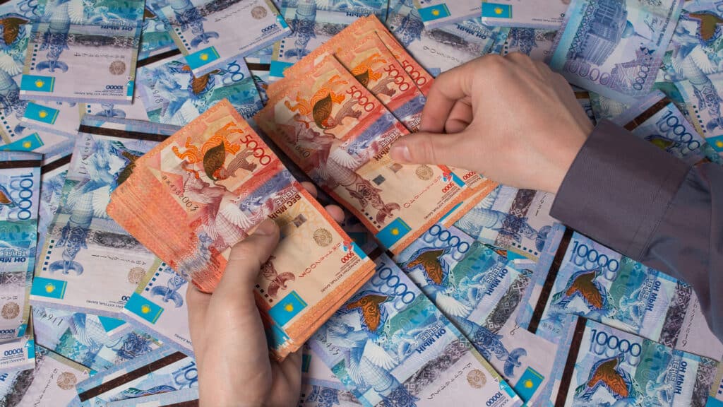 Казахстанцы положили на депозиты 730 млрд тенге