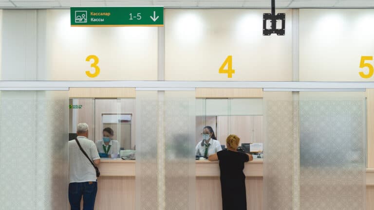 Отделения казахстанских банков приостановят работу на День столицы, но не все