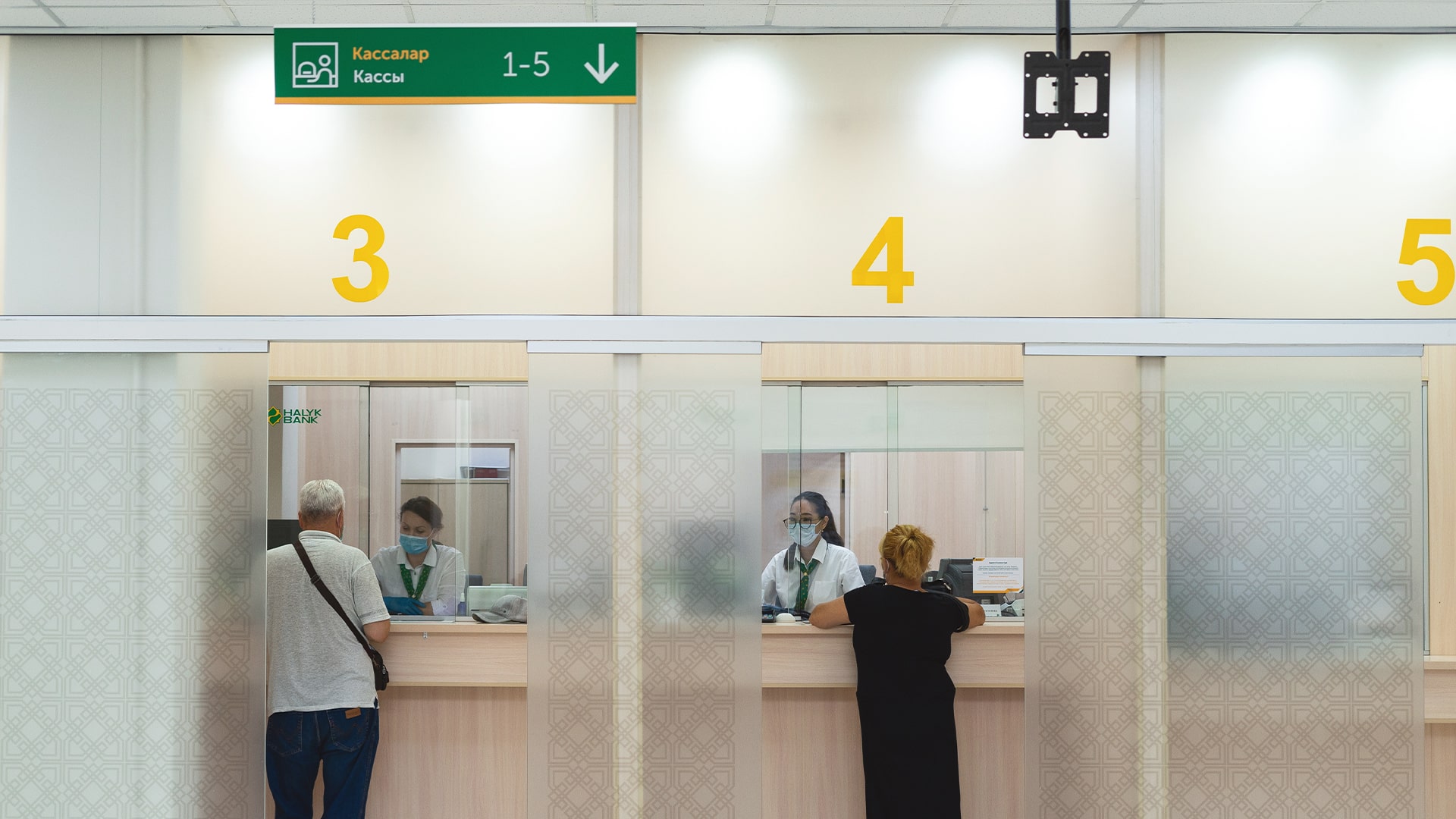 Отделения казахстанских банков приостановят работу на День столицы, но не все