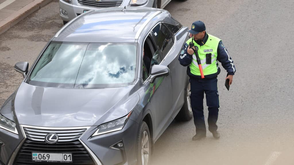 Водителя Hyundai задержали в Астане за бумажку на номере
