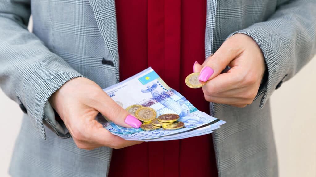 Женщины в Казахстане зарабатывают почти на четверть меньше мужчин