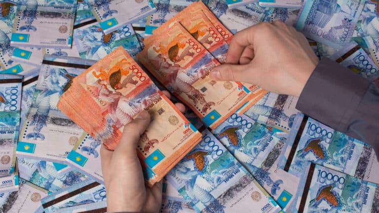 Займы до зарплаты приносят рекордную прибыль МФО в Казахстане