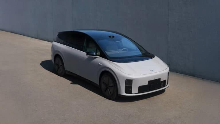 Li auto представили большой семейный кроссовер i8
