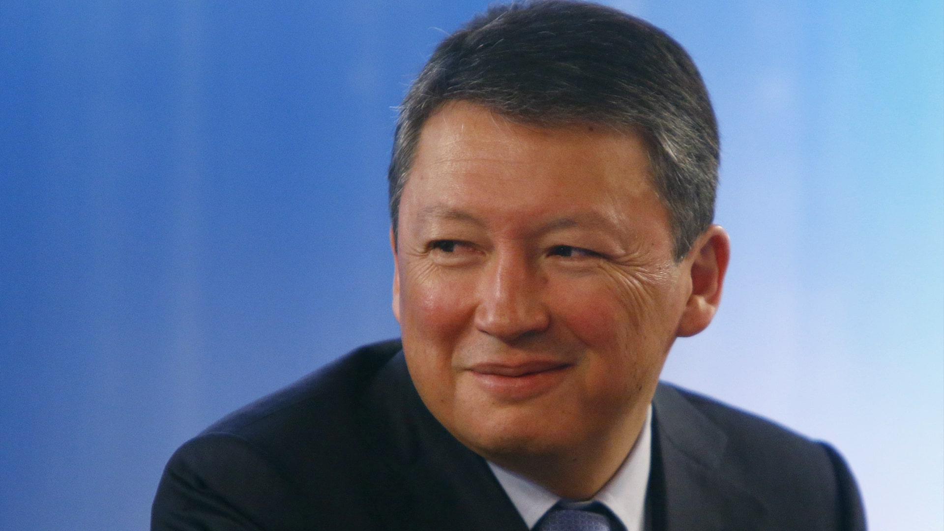 Кулибаев улыбается