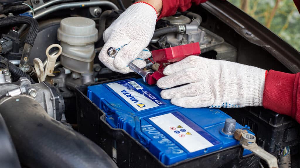 Автосервисы рассказали, что быстрее всего ломается в старых машинах