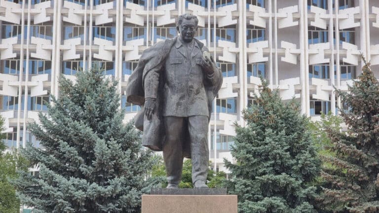 В Алматы перенесут памятник Канышу Сатпаеву 