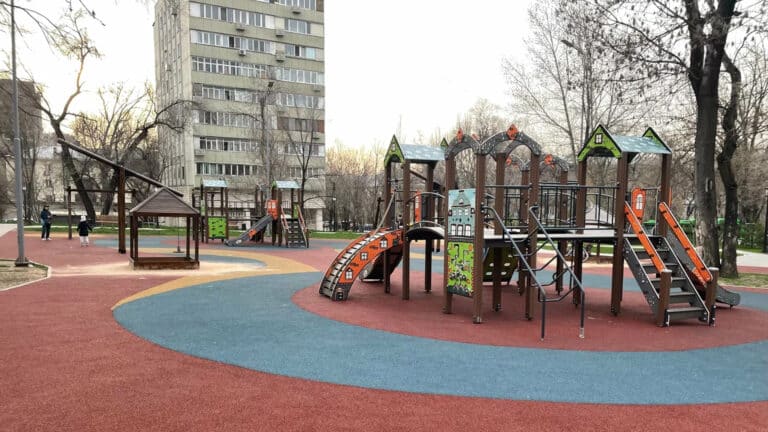 В самом населенном районе Алматы не хватает зелени и детских площадок