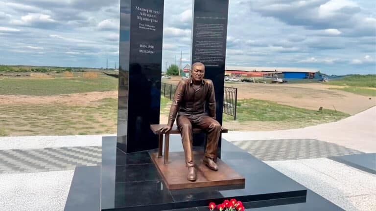 В Семее установили памятник вору в законе Лехе Семипалатинскому