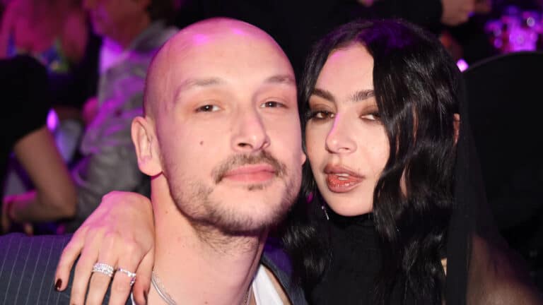 Певица Charli XCX вышла замуж за барабанщика группы 