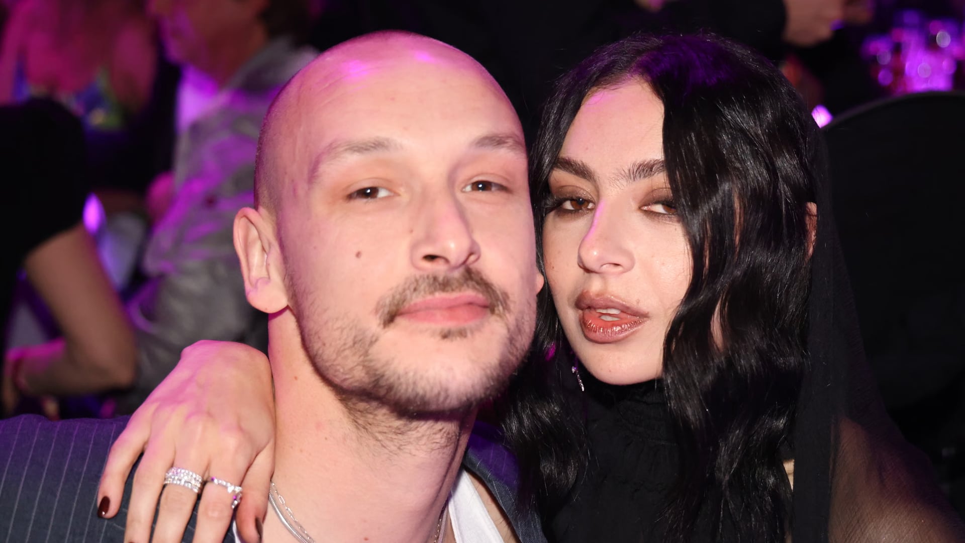 Певица Charli XCX вышла замуж за барабанщика группы "The 1975"