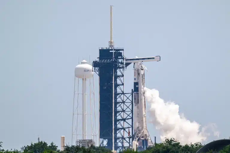 SpaceX откладывает пилотируемый запуск на МКС незадолго до старта