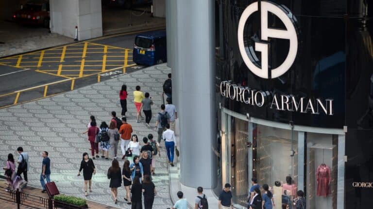 Годовая выручка Armani снизилась на фоне замедления роста в индустрии роскоши