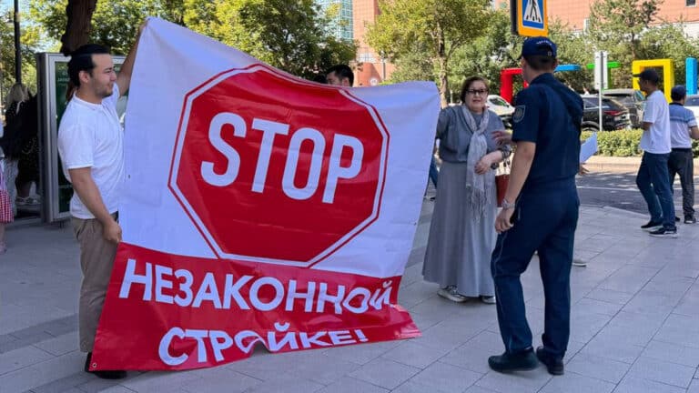 В Астане у здания 