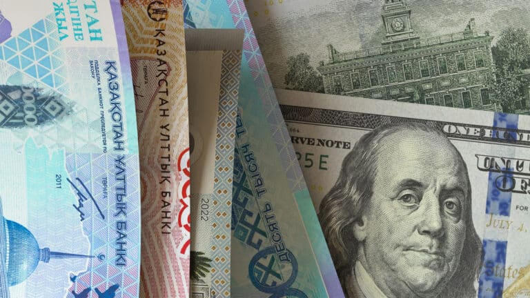 Объем торгов долларом на KASE вырос на три четверти на фоне интервенций Нацбанка