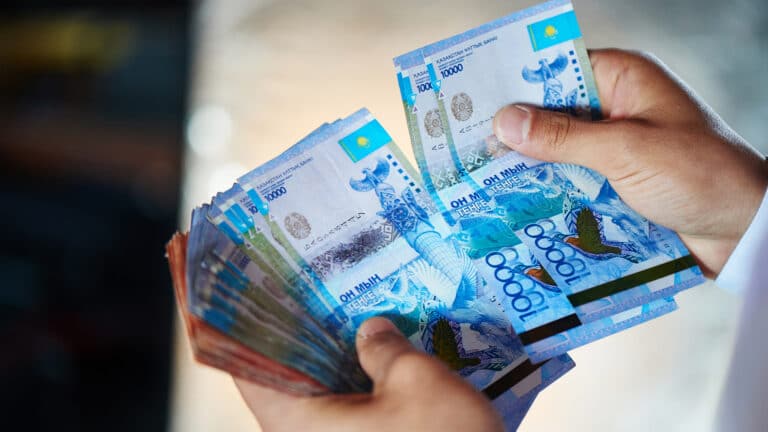 Отрасли с самыми высокими зарплатами назвали в Бюро нацстатистики