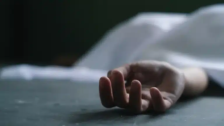 Женщина выпала с седьмого этажа жилого дома в Караганде