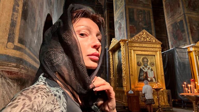 Настя Ивлеева пошла в церковь после скандальной «голой вечеринки»