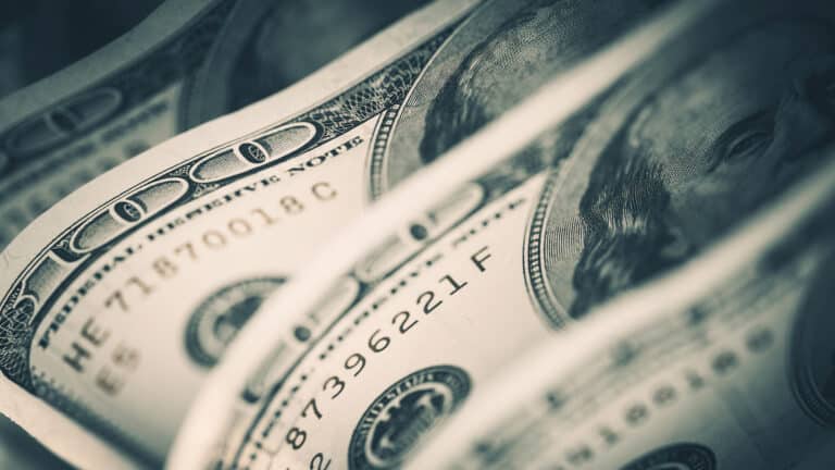 Курс тенге укрепился до 532,3 за доллар перед выходными